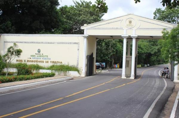  Port&atilde;o de entrada do Parque Zoobot&acirc;nico de Teresina.(Imagem: Gil Oliveira/ G1 )