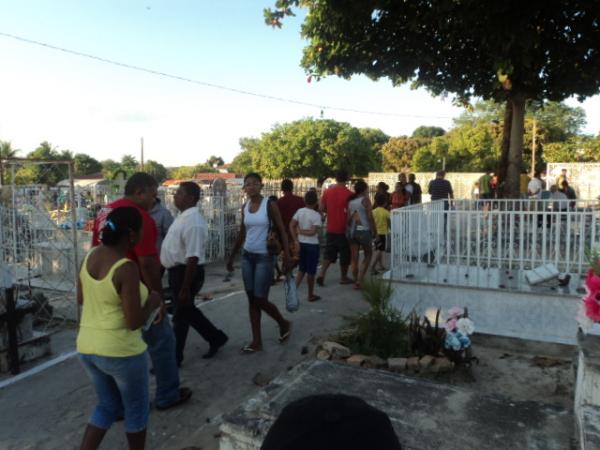 Movimenta&ccedil;&atilde;o no fim da tarde do dia de Finados - Cemit&eacute;rio Central(Imagem:Cida Santana)