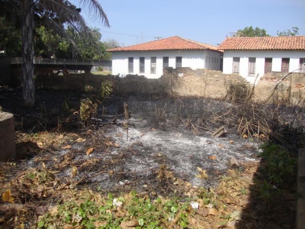 Inc&ecirc;ndio atinge escola em Floriano.(Imagem:FlorianoNews)