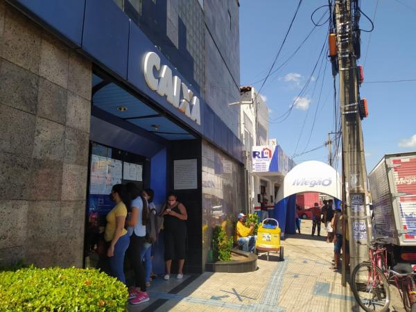 Dúvidas sobre Auxílio Brasil e último dia do Auxílio Emergencial geram longas filas nas agências da