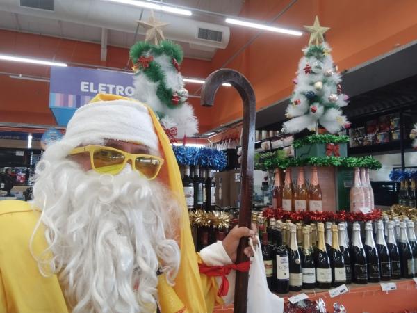 Rep&oacute;rter Amarelinho se veste de Papai Noel para manter viva a magia do Natal em Floriano.(Imagem:FlorianoNews)