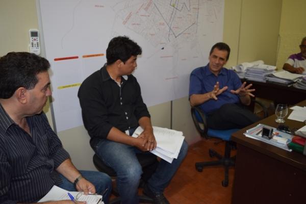 Prefeito Gilberto J&uacute;nior participa de reuni&atilde;o na Seinfra.(Imagem:Waldemir Miranda)