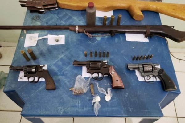 Operação prende 7 com armas e drogas em Inhuma