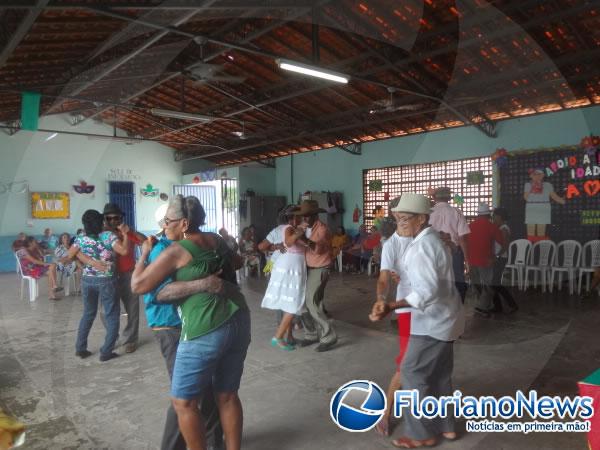 Centro de Refer&ecirc;ncia da Assist&ecirc;ncia Social realizou pr&eacute;via carnavalesca para idosos.(Imagem:FlorianoNews)