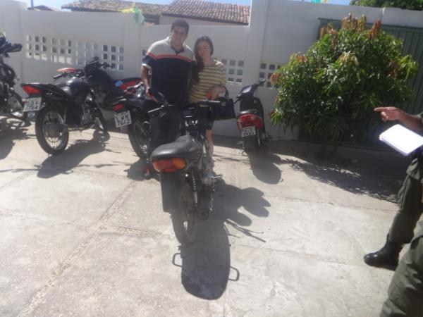 Pol&iacute;cia recupera moto roubada abandonada em Floriano.(Imagem:FlorianoNews)