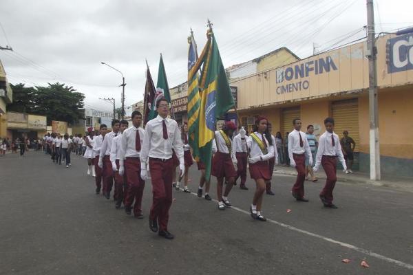 Desfile C&iacute;vico Escolar comemora o Dia do Trabalhador em Floriano.(Imagem:FlorianoNews)