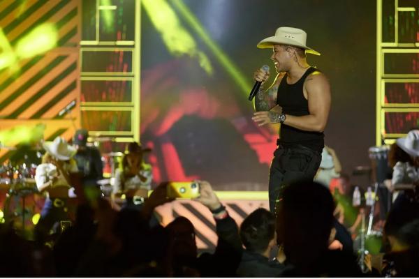 Hitmaker, Tierry diz que processo de composição é "mediúnico" e que pensa primeiro no refrão