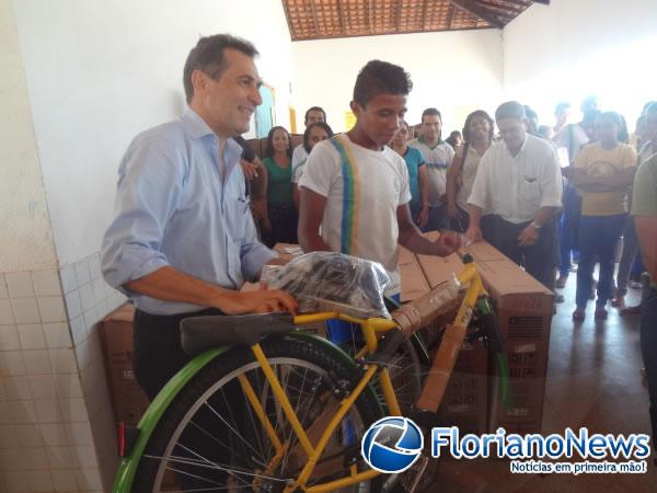 Estudantes da localidade Vereda Grande recebem bicicletas do Pedala Piau&iacute;.(Imagem:FlorianoNews)