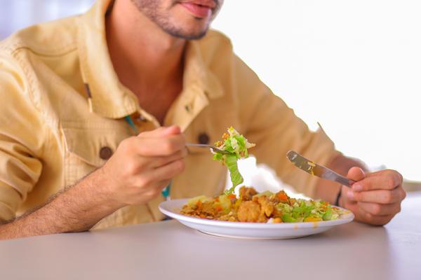 Soluço persistente pode ser causado por má alimentação e consumo de bebidas alcoólicas