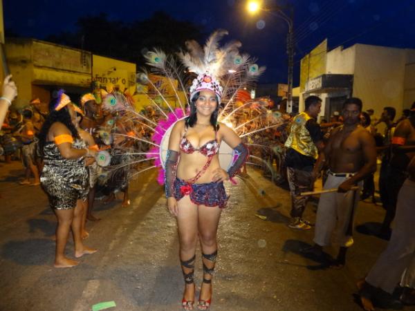 Desfiles de escolas de samba alegram a Av. Get&uacute;lio Vargas. (Imagem:FlorianoNews)