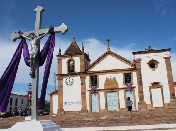 Milhares de fi&eacute;is participam da prociss&atilde;o de Bom Jesus dos Passos.(Imagem:Pedro Santiago/G1)