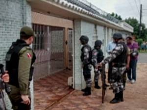 Mulher é agredida e mantida refém em casa com as filhas