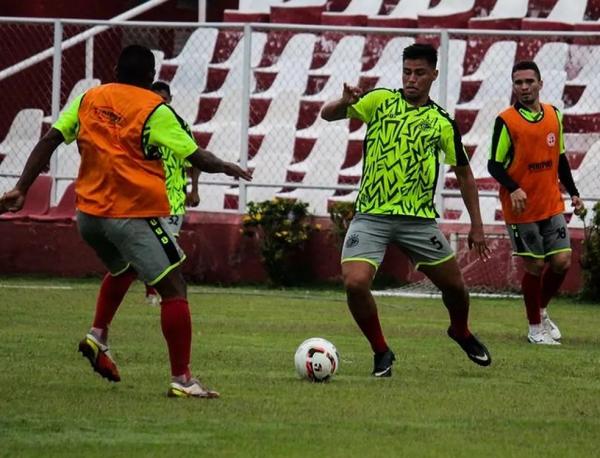 4 de Julho ensaia jogadas ofensivas, e time deve ganhar retorno de atleta para setor defensivo
