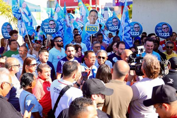  Joel re&uacute;ne multid&atilde;o em Picos e, ao lado de Ciro, &eacute; recebido com festa: 