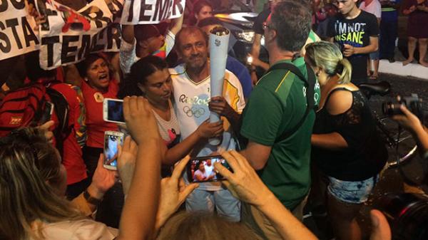 Em dia hist&oacute;rico, emo&ccedil;&atilde;o e protestos marcam passagem da tocha.(Imagem:Cidadeverde.com)
