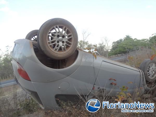 Ve&iacute;culo se desgoverna e capota na PI 140.(Imagem:FlorianoNews)