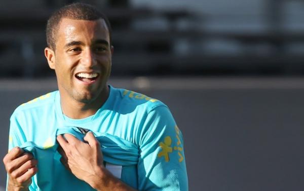 Reserva em Londres, Lucas recebe promessa de chance como titular