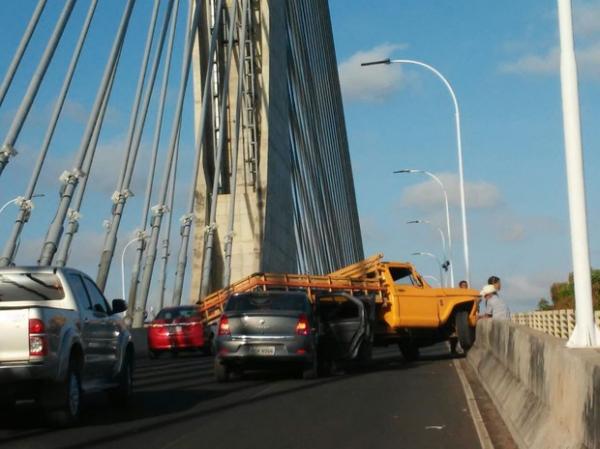 Colisão entre dois veículos deixa trânsito lento na Ponte Estaiada