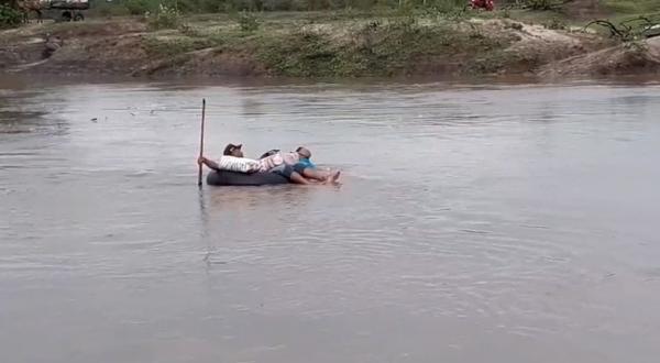 Quase dois anos após denúncia, população continua atravessando rio em boias no Piauí