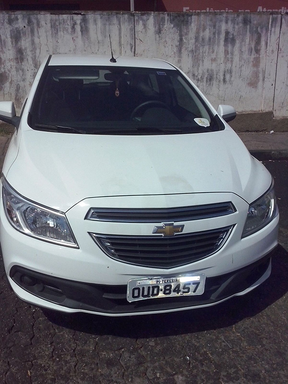 Carro roubado é abandonado próximo à rodoviária de Teresina