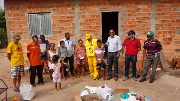 Projeto Amarelinho faz doa&ccedil;&atilde;o de roupas e cestas b&aacute;sicas em comunidades rurais de Floriano.(Imagem:FlorianoNews)