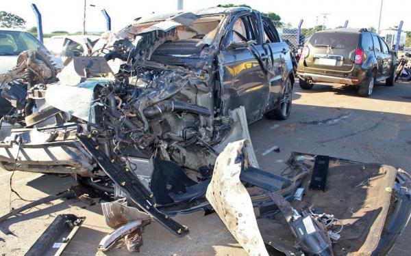 Carro do cantor Cristiano Ara&uacute;jo, um Range Rover, foi levado destru&iacute;do para p&aacute;tio da PRF(Imagem: Marcos Antonio Costa/Futura Press/Estad&atilde;o Conte&uacute;d)