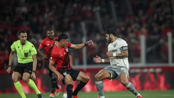 Athletico vence o Atlético-MG em jogo atrasado e deixa a zona de rebaixamento
