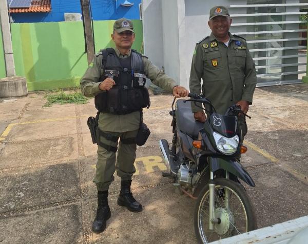  Pol&iacute;cia Militar recupera moto roubada em menos de 30 minutos em Floriano.(Imagem:D)