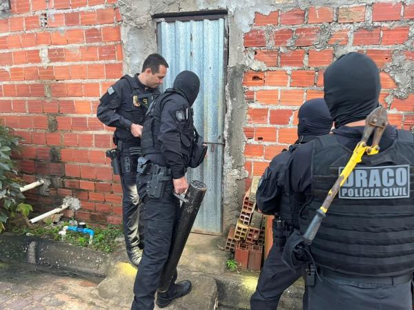 "Vovó da facção" e filha são presas suspeitas de vender drogas na frente de crianças