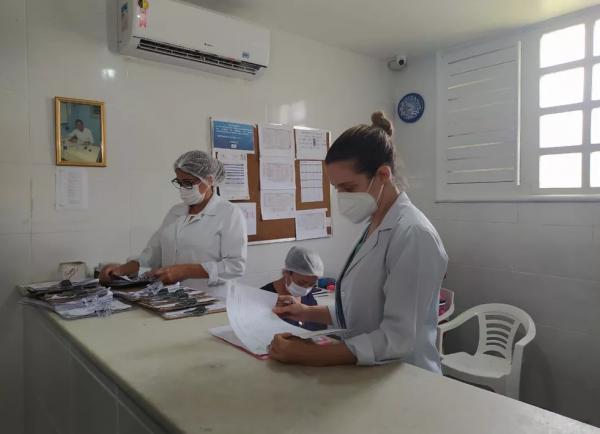  Para a enfermeira Leinnara Coelho, o reconhecimento da categoria &eacute; necess&aacute;rio e, h&aacute; anos, profissionais reivindicam a regulamenta&ccedil;&atilde;o do piso e tamb&eacute;m da carga hor&aacute;ria de trabalho.(Imagem:Ilanna Serena/g1 )