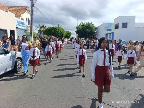 Ginásio Primeiro de Maio celebra 69 anos com desfile cívico e homenagens em Floriano.(Imagem:FlorianoNews)