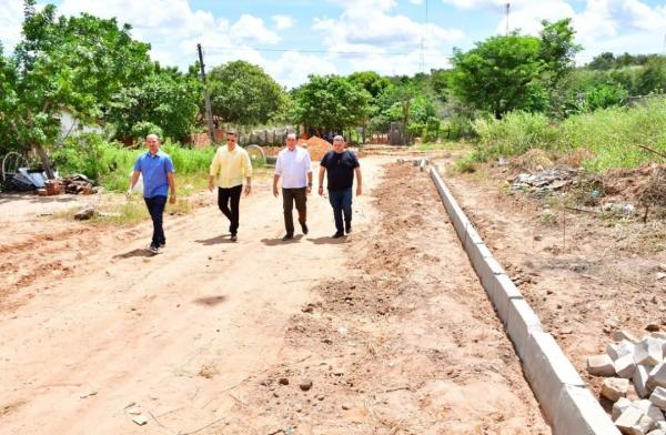 Obra de calçamento do projeto Avançar Cidades em Floriano segue em pleno andamento