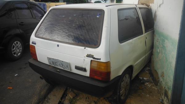 Motorista perde controle de autom&oacute;vel e colide frontalmente com muro(Imagem:FlorianoNews)