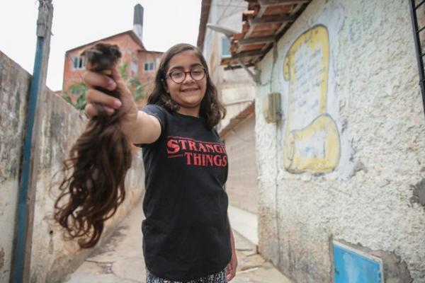 Após ter câncer, menina de 11 anos doa parte do cabelo para confecção de perucas a pacientes de Fort