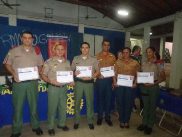 Rotary Club de Floriano Médio Paranaíba presta homenagem no Dia do Soldado