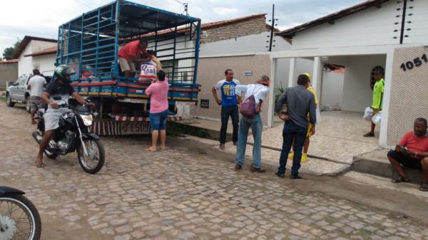 Projeto Amarelinho realiza doa&ccedil;&atilde;o de roupas e alimentos a moradores da zona rural de Floriano(Imagem:FlorianoNews)