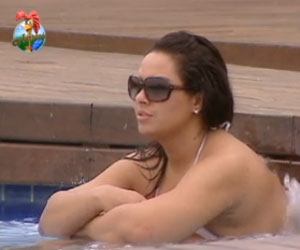 Melancia relaxa e canta na piscina