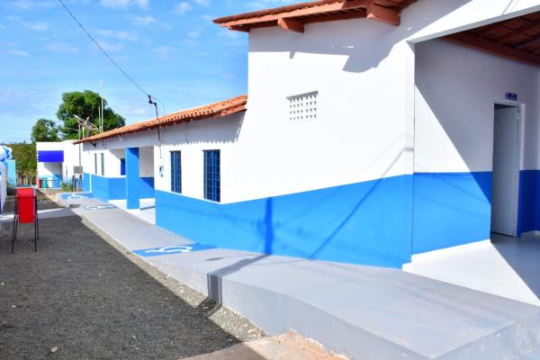 Vereadores participam de entregas do mercado p&uacute;blico e escola no Amolar.(Imagem:CMF)