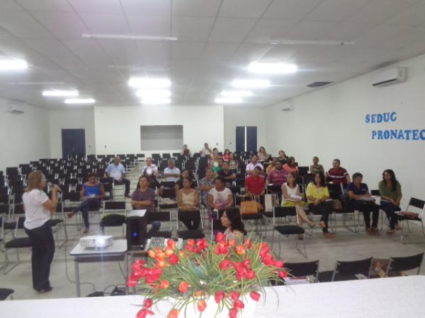 10&ordf; GRE realiza capacita&ccedil;&atilde;o de gestores do Programa Dinheiro Direto na Escola.(Imagem:FlorianoNews)