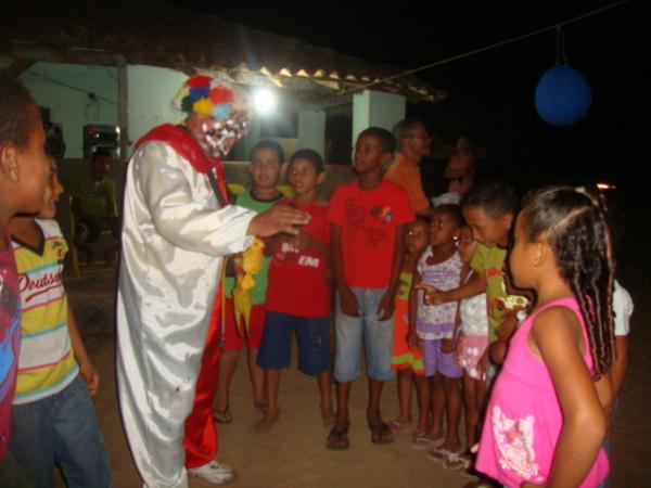 Palha&ccedil;o Carrapeta faz a alegria da crian&ccedil;ada. (Imagem:FlorianoNews)