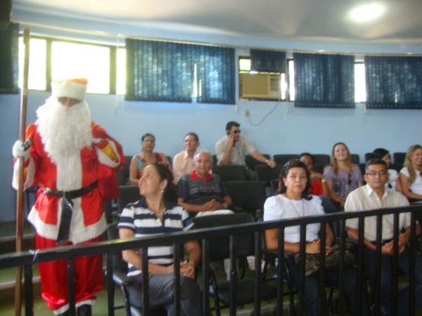 Papai Noel entre as pessoas no lan&ccedil;amento da campanha(Imagem:reda&ccedil;ao)