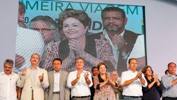 Dilma com ministros, parlamentares e o governador de Pernambuco durante cerim&ocirc;nia da viagem inaugural do petroleiro Zumbi dos Palmares, em Ipojuca (PE).(Imagem:Roberto Stuckert Filho / PR)