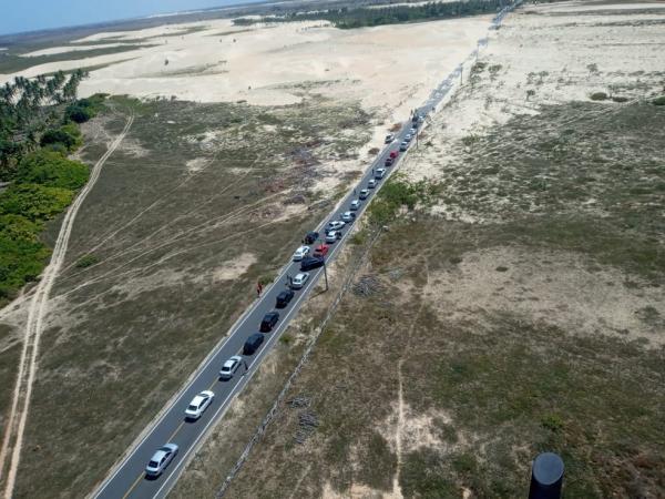 Areia das dunas invade PI-116 e rodovia registra longo engarrafamento