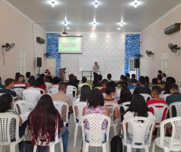 Projeto oferece revisões gratuitas e ajuda estudantes na preparação para o Enem