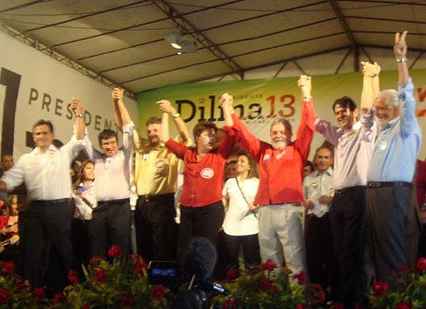 Governistas no com&iacute;cio levatam a m&atilde;o e apoiam Wils&atilde;o e Dilma(Imagem:Divulga&ccedil;&atilde;o)