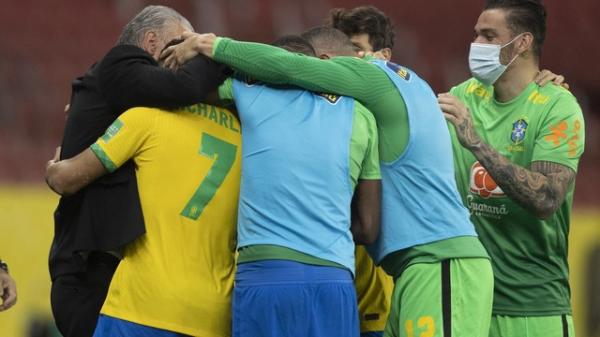 Com gols de Richarlison e Neymar, Brasil vence Equador e se mantém 100%
