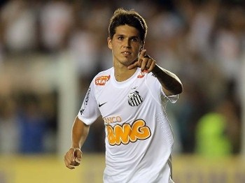 Argentino Patito faz de letra, e Santos vence o Figueirense antes de clássico com Corinthians
