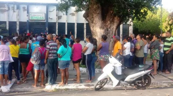 P&uacute;blico forma fila no primeiro dia de inscri&ccedil;&otilde;es no Minha Casa Minha Vida em Floriano.(Imagem:FlorianoNews)