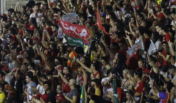 Eleitores de Lula comemoram nas ruas de todo país
