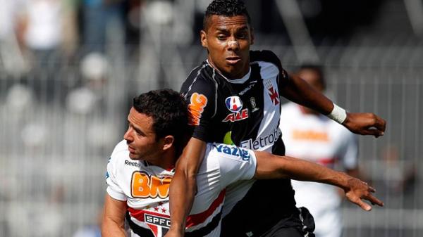 Elton esteve perto do gol, mas esbarrou nas defesas de D&ecirc;nis.(Imagem:Fernando Soutello / Ag&ecirc;ncia Estado)